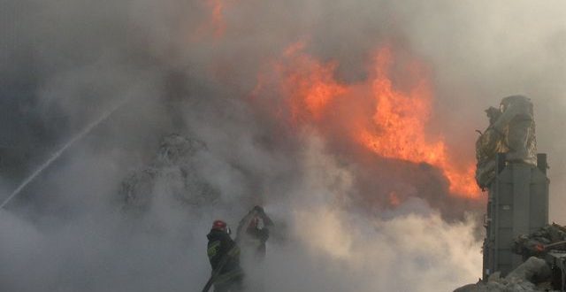Ogień przedarł się przez cztery firmy